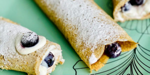 Beitragsbild des Blogbeitrags Mandel-Buchweizen Palatschinken, gefüllt mit Skyr-Rahm & Heidelbeeren