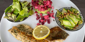 Beitragsbild des Blogbeitrags Saiblingsfilet mit zweierlei Tartare und gebratenen Zucchini-Streifen mit Pinienkerne