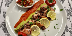 Beitragsbild des Blogbeitrags Calamari auf Erbsenpüree & Paprika Creme ❤️