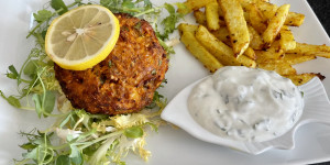 Beitragsbild des Blogbeitrags Fischlaibchen mit Kohlrabi-Curry Pommes
