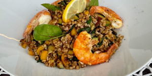 Beitragsbild des Blogbeitrags Risotto vom Emmer mit Mangold und Garnelen