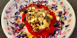 Beitragsbild des Blogbeitrags Beeren-Vanille-Granola
