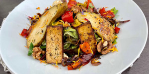 Beitragsbild des Blogbeitrags Bunter Salat mit karamellisierten Birnen und Tofu ❤️