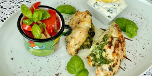 Beitragsbild des Blogbeitrags Gefüllte Hühnerbrust mit Tomatensalat & Schnittlauch-Dip