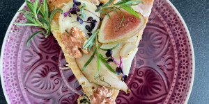 Beitragsbild des Blogbeitrags Focaccia mit Feigen, Ziegenkäse und Nüssen (low carb und glutenfrei)