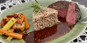 Beitragsbild des Blogbeitrags Filet-Steak mit Emmerreis und Ingwer-Gemüse mit Hanfnüssen ❤️