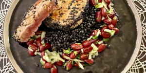Beitragsbild des Blogbeitrags Tuna-Steak mit BelugaLinsen & roten KidneyBohnen ❤️