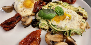 Beitragsbild des Blogbeitrags Parmesan-Zoodles-Nester mit Spiegelei
