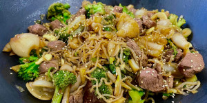 Beitragsbild des Blogbeitrags Konjak Nudeln mit Rehfilet, Brokkoli, Fenchel, Cashew und Sesam ❤️