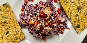 Beitragsbild des Blogbeitrags Hausgemachtes Knäckebrot mit Rotkraut-Rohkost