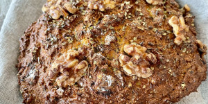 Beitragsbild des Blogbeitrags Leinsamen-Eiweiß-Brot mit Walnüssen und getrockneten Tomaten 