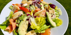 Beitragsbild des Blogbeitrags Bunter Blattsalat mit rote Zwiebel, Paprika, Bohnenkas, Avocado und Lachs ❤️