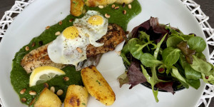 Beitragsbild des Blogbeitrags Creme-Spinat mit Wachteleier und Fischfilet