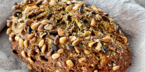 Beitragsbild des Blogbeitrags Leinsamen-Eiweiß-Brot mit Walnüssen und getrockneten Tomaten