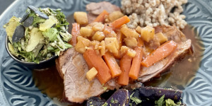 Beitragsbild des Blogbeitrags Pikanter Kalbsbraten mit Violetta und Dinkelreis