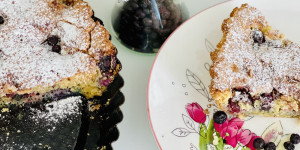Beitragsbild des Blogbeitrags Heidelbeeren-Kirschen-Mandeln-Kuchen (low carb, glutenfrei)