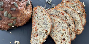 Beitragsbild des Blogbeitrags Leinsamen-Eiweiß-Brot mit Walnüssen und getrockneten Tomaten