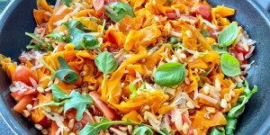 Beitragsbild des Blogbeitrags Karotten-Tagliatelle mit Tomaten, Ruccola, Parmesan und gerösteten Pinienkernen ❤️