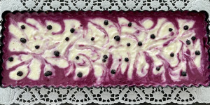 Beitragsbild des Blogbeitrags Knuspertarte mit Joghurt Heidelbeere Creme (low carb, no bake)