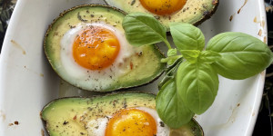 Beitragsbild des Blogbeitrags Ein Frühstücks-Ei mal anders ❤️ gebackenes Avocado-Ei ❤️