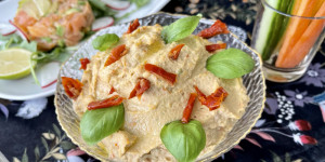 Beitragsbild des Blogbeitrags Hummus mit Basilikum und getrockneten Tomaten