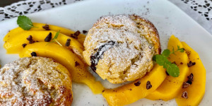 Beitragsbild des Blogbeitrags Topfen-Schoko-Mango Küchlein (low carb & glutenfrei)