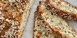 Beitragsbild des Blogbeitrags Eiweiß-Leinsamenbrot mit getrockneten Tomaten in verschiedenen Varianten ☘️
