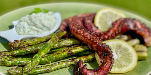 Beitragsbild des Blogbeitrags Gegrillter Octopus mit Spargel