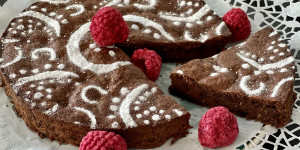 Beitragsbild des Blogbeitrags Schokoladen-Mousse-Kuchen (low carb, glutenfrei) 