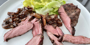 Beitragsbild des Blogbeitrags Gegrilltes Reh auf Blattsalat ❤️