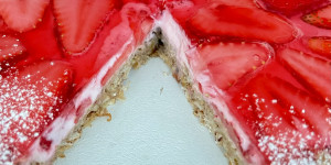 Beitragsbild des Blogbeitrags Erdbeere-Haferflocken-Torte (glutenfrei, low carb)