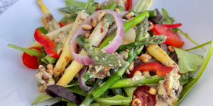 Beitragsbild des Blogbeitrags Bunter Spargel mit getrüffeltem Ei auf Blattsalaten ❤️
