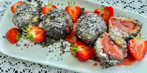 Beitragsbild des Blogbeitrags Mohn-Topfen-Erdbeere-Knödel ❤️ (glutenfrei, low carb)