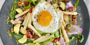 Beitragsbild des Blogbeitrags Bunter, lauwarmer Spargelsalat