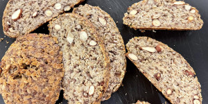 Beitragsbild des Blogbeitrags Pumperl gsund ☘️ Eiweiß - Nuss - Brot ❤️