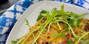 Beitragsbild des Blogbeitrags Pizza mit Thunfischboden ❤️ (low Carb und glutenfrei)