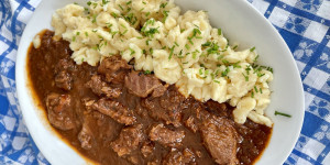 Beitragsbild des Blogbeitrags Gulasch mit hausgemachte Nockerl ❤️