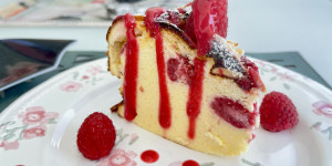 Beitragsbild des Blogbeitrags Himbeere-Topfentorte
