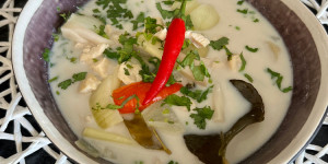 Beitragsbild des Blogbeitrags Thai Gericht: Tom Kha Kai - Kokosmilchsuppe mit Huhn und Zitronengras 