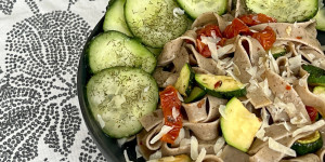 Beitragsbild des Blogbeitrags Hanfnudeln, Knoblauch, Zucchini und getrocknete Tomaten - die gesunde, schnelle 10-Minuten Pasta ❤️