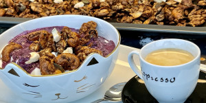 Beitragsbild des Blogbeitrags Zuckerfreies Bananen-Granola ❤️