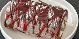 Beitragsbild des Blogbeitrags Schoko-Ribisel-Roulade