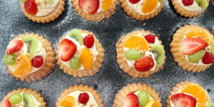 Beitragsbild des Blogbeitrags Obst-Törtchen mit Vanille-Creme