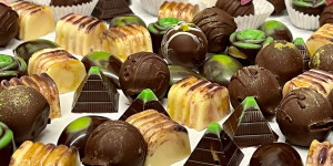 Beitragsbild des Blogbeitrags Pralinen, gefüllt mit Maracuja-Mango-Pfirsich-Ganache ❤️