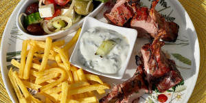 Beitragsbild des Blogbeitrags Lammkronen mit Tsatsiki und griechischen Bauernsalat