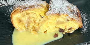 Beitragsbild des Blogbeitrags Dinkel-Topfen-Strudel mit Vanillesauce 