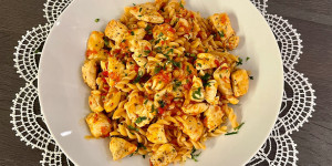 Beitragsbild des Blogbeitrags Rote Linsen Pasta mit Huhn und Gemüse-Sauce