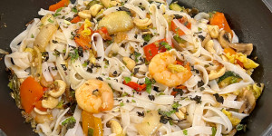 Beitragsbild des Blogbeitrags Reisnudeln mit Gemüse & Garnelen, glutenfrei 