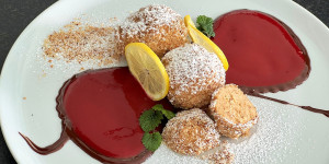 Beitragsbild des Blogbeitrags Flaumige Brösel-Topfenknödel mit Himbeere-Mus