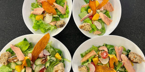 Beitragsbild des Blogbeitrags Fruchtige Blatt-Salate mit geräuchertem Saibling &  Süsskartoffel Chips 